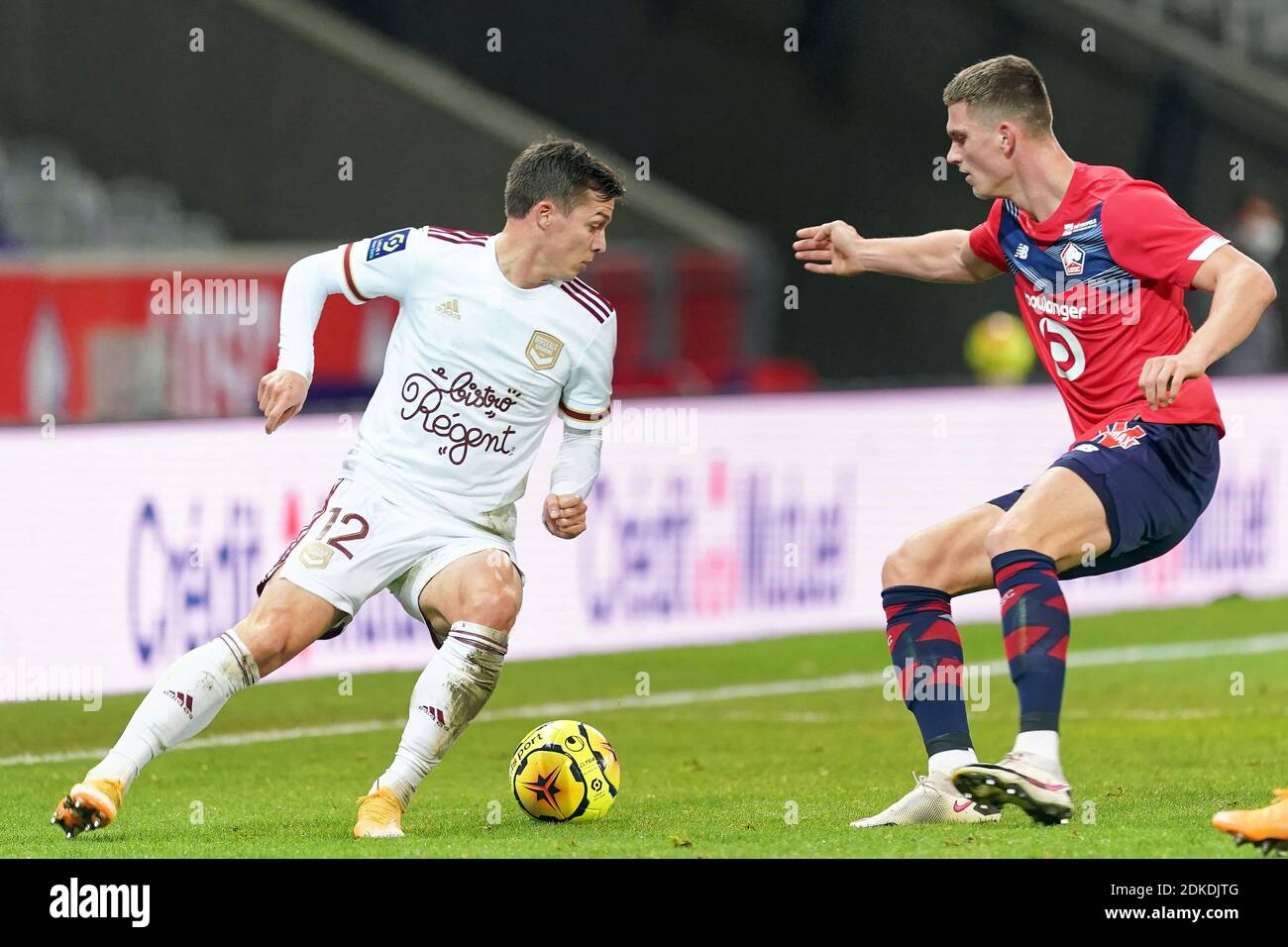 Nicolas De Preville von Girondins Bordeaux trifft Sven Botman von Lille OSC während des Liga-1-Spiels zwischen Lille OSC und Girondins Bordeaux am 13. Dezember 2020 im Stade Pierre Mauroy in Lille, Frankreich. Stockfoto