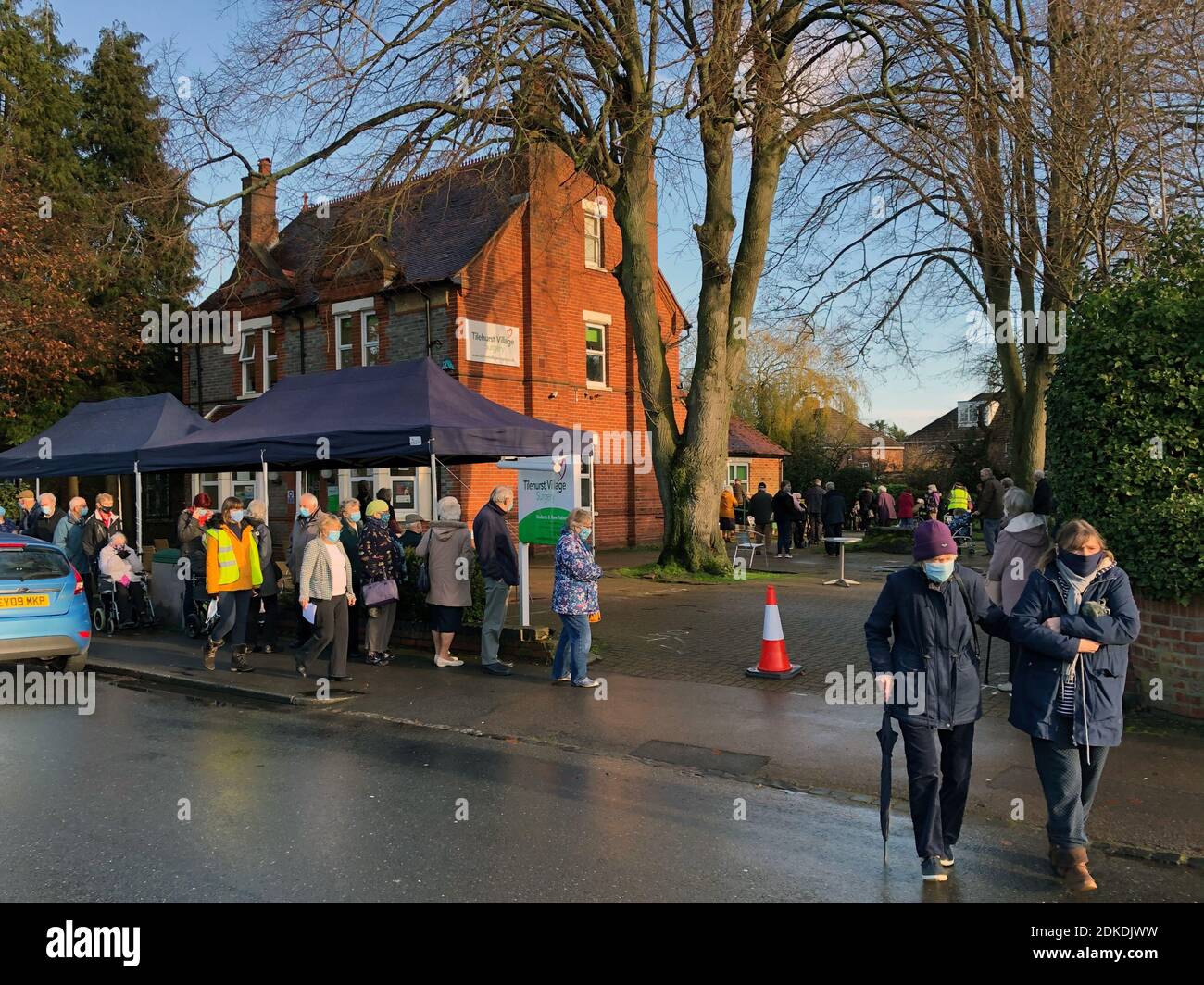 Ältere Menschen, die sich für die Pfizer/BioNtech Covid-19-Impfung anstellen, Tilehurst, Reading, Großbritannien Dez 2020 Stockfoto