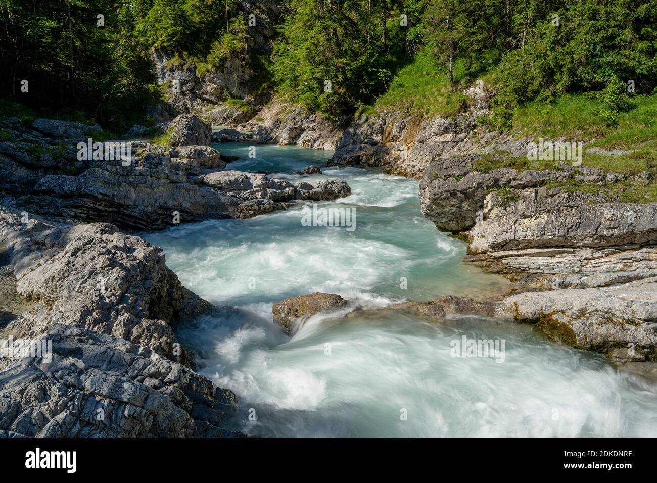 Wanderwasser mit tiefen Becken am Rissbach beim Ahornboden in Tirol, Österreich. Stockfoto