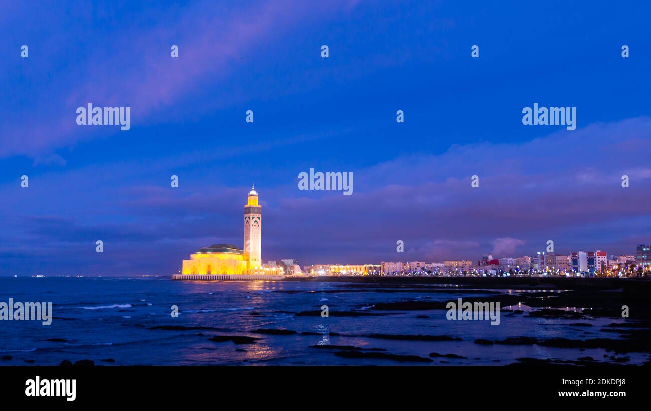 Hassan 2 in Casablanca in Marokko, mit einem vollen blauen Himmel und einigen Wolken Stockfoto