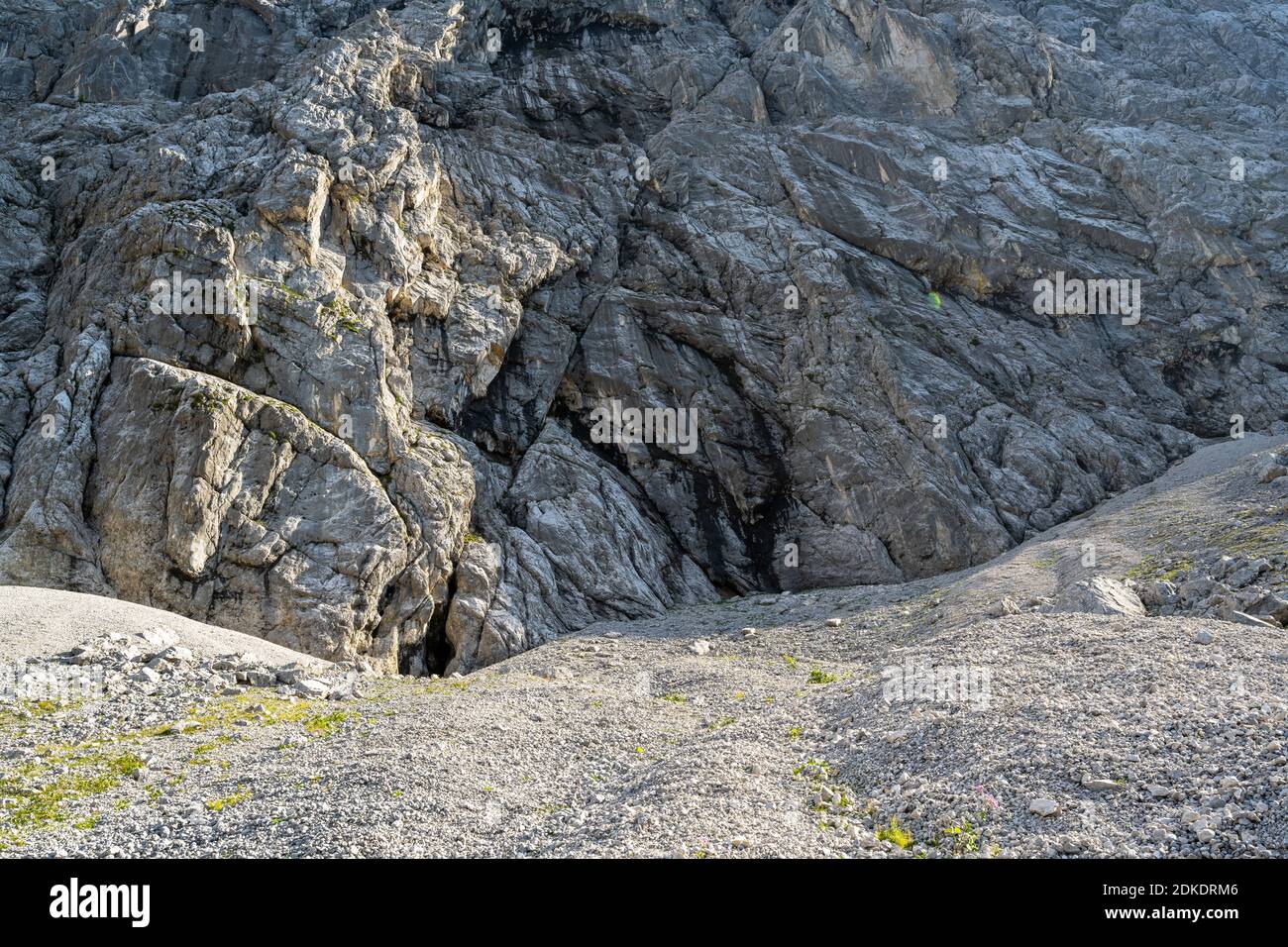 Eine winzige Quelle an einer steilen Felswand im Karwendelgebirge sickert das Wasser sofort in den Geröll Stockfoto