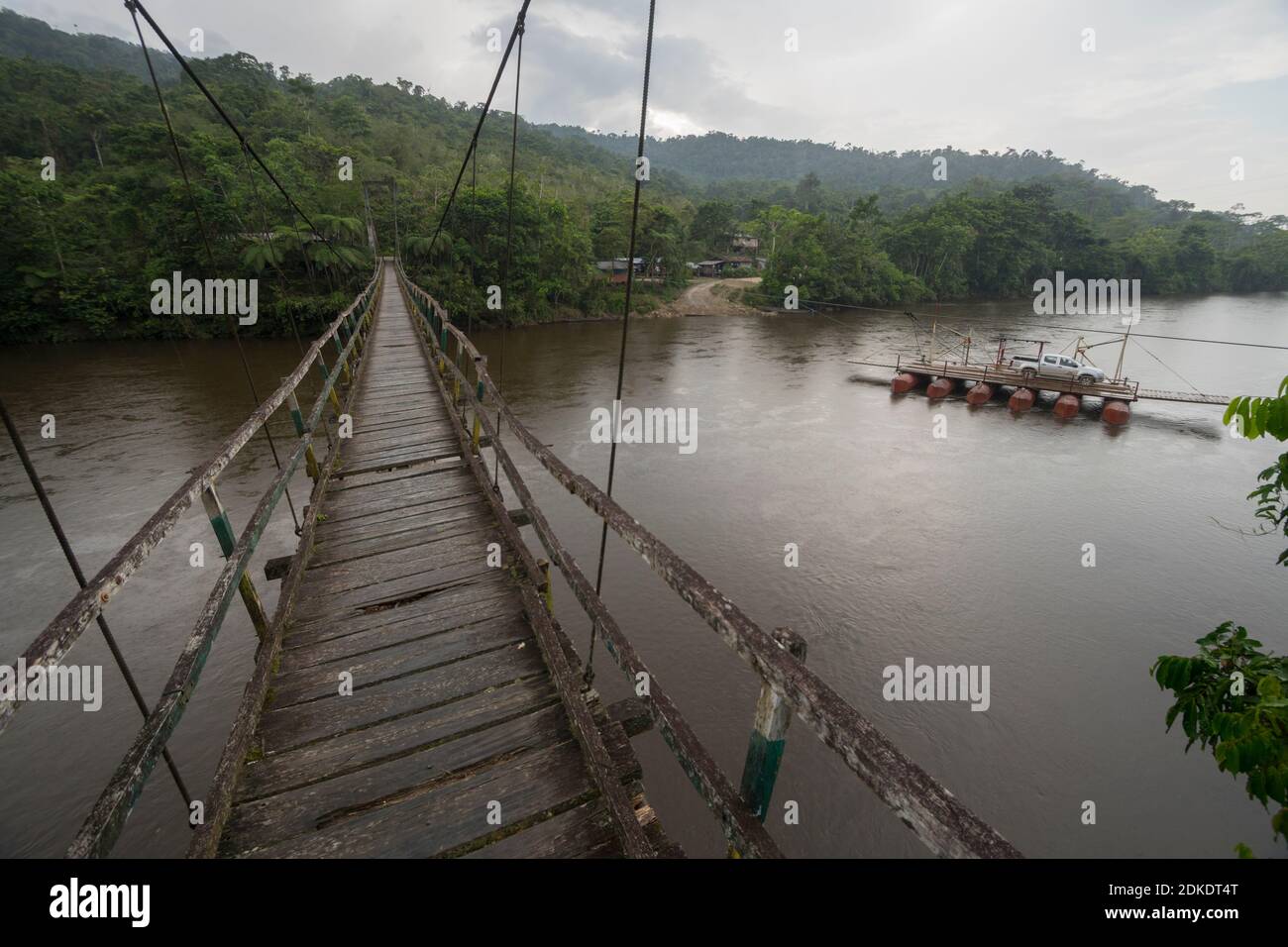 Kabelfähre von einer gefährlichen Fußgängerbrücke aus gesehen, die den Nangaritza Fluss im Süden Ecuadors überquert, ein Schwarzwasserfluss, der aus den Tepuys im C entwässert Stockfoto
