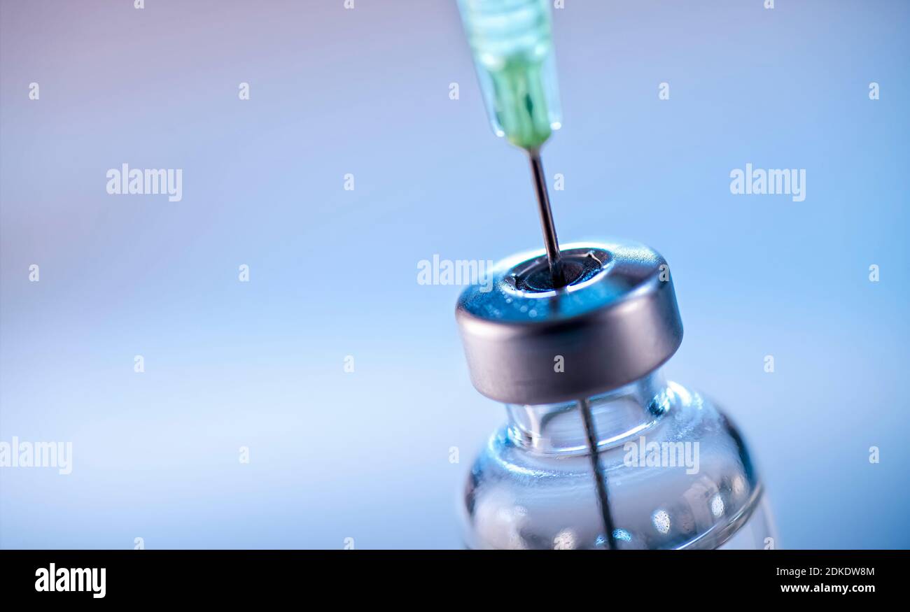 Nahaufnahme eines Fläschchens mit Impfstoff und Nadel eines Spritze Stockfoto