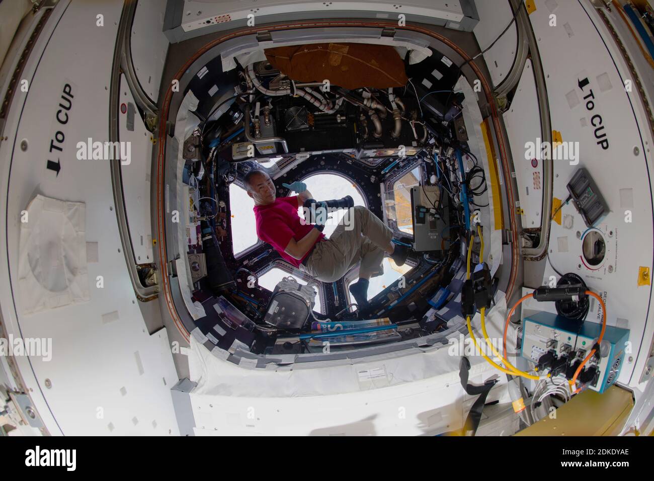 ISS - 09. Dezember 2020 - JAXA (Japan Aerospace Exploration Agency) astronaut und Expedition 64 Flugingenieur Soichi Noguchi gibt einen 'Daumen hoch' insi Stockfoto