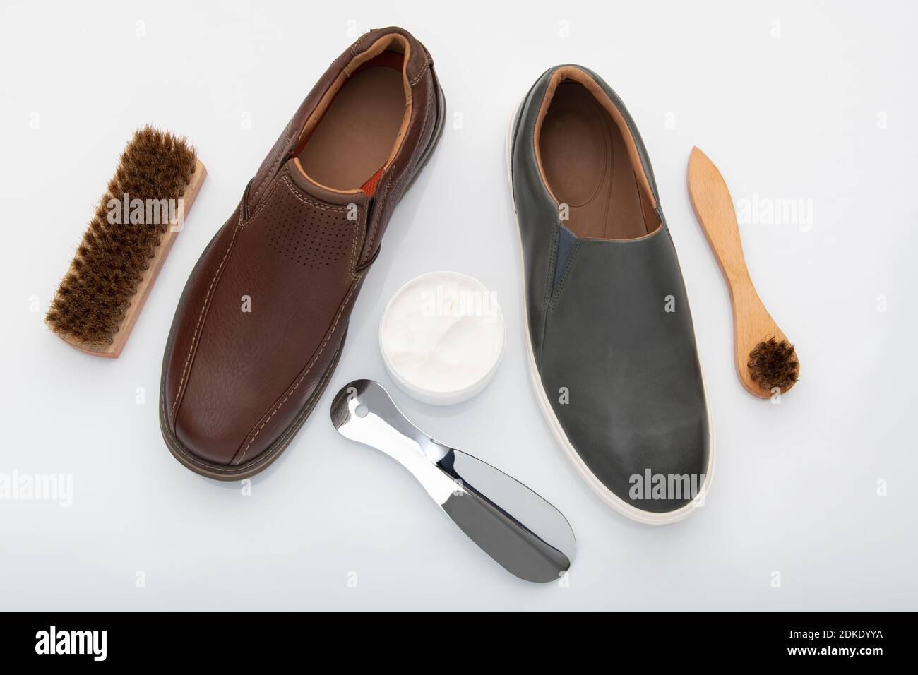 Hochauflösendes Bild Von Schuhhorn Und Schuhpolierbürsten Und Creme Isoliert Auf Weißem Hintergrund Stockfoto