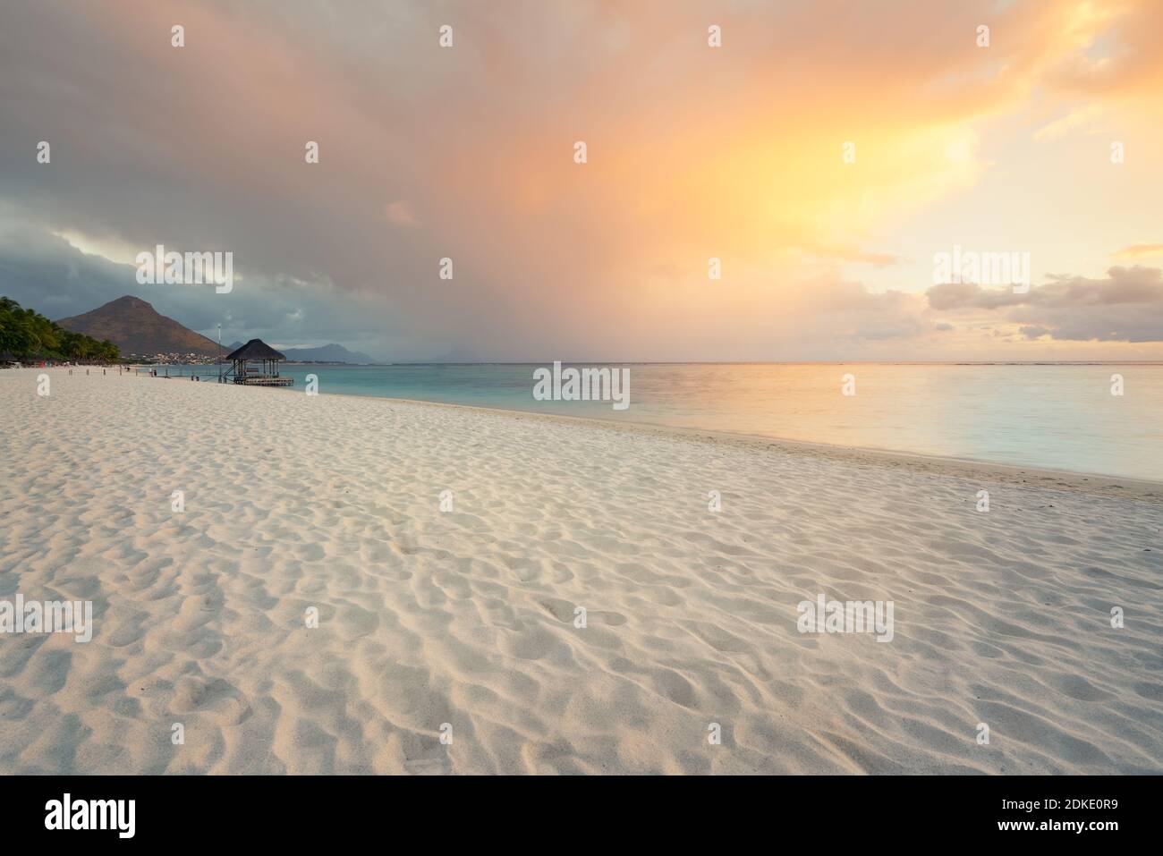 Panorama-Fußgängerbrücke über den indischen Ozean, Amazing Flic en Flac Strand bei Sonnenuntergang, Mauritus Insel, Afrika. Stockfoto