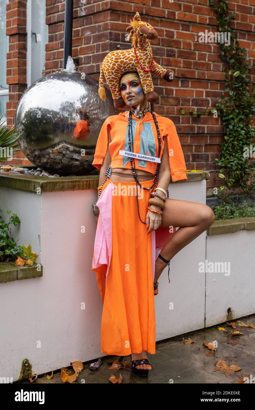 Während des Lockdown lässt der Modedesigner Pierre Garroudi Models die Kings Road von Chelsea für eine improvisierte Modenschau entlang gehen.Featuring: Atmosphere wo: London, United Kingdom Wann: 14 Nov 2020 Credit: Phil Lewis/WENN Stockfoto