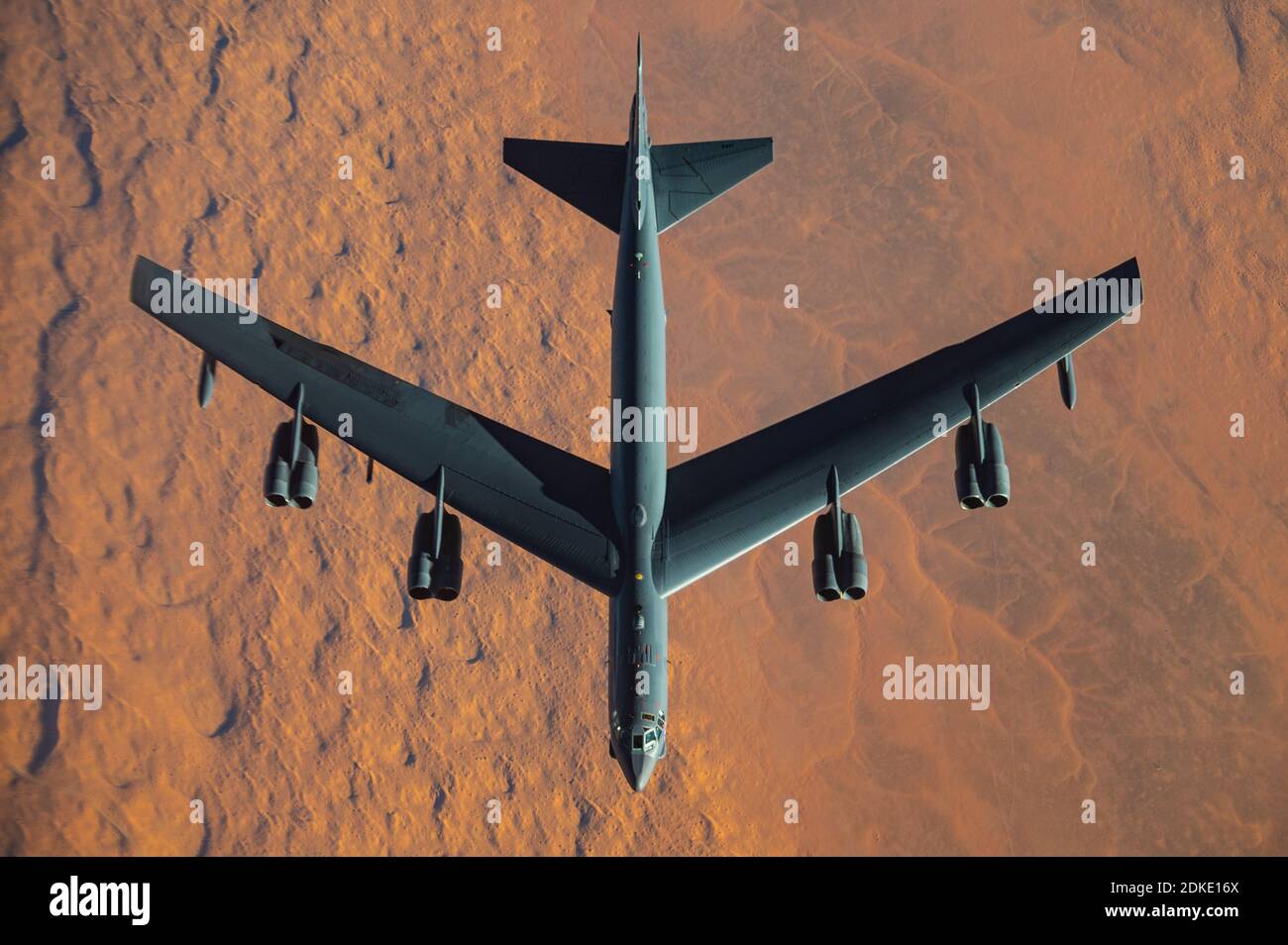 Ein strategisches Bomberflugzeug der US Air Force B-52 Stratofortress vom 2. Bombenflügel, während einer mehrtägigen Bomber Task Force Mission am 10. Dezember 2020 über Katar. Der Bomber wurde nach einer Zunahme der Spannungen mit dem Iran in die Region verlegt. Stockfoto