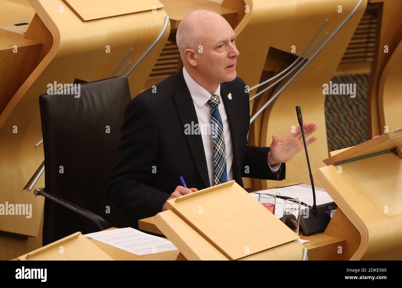 Joe Fitzpatrick, Minister für öffentliche Gesundheit, Sport und Wohlbefinden, spricht im schottischen Parlament in Edinburgh schriftlich, nachdem drogenbedingte Todesfälle in Schottland ein weiteres Allzeithoch mit mehr als 1,200 Todesfällen im Jahr 2019 erreicht haben, laut offiziellen Statistiken. Stockfoto