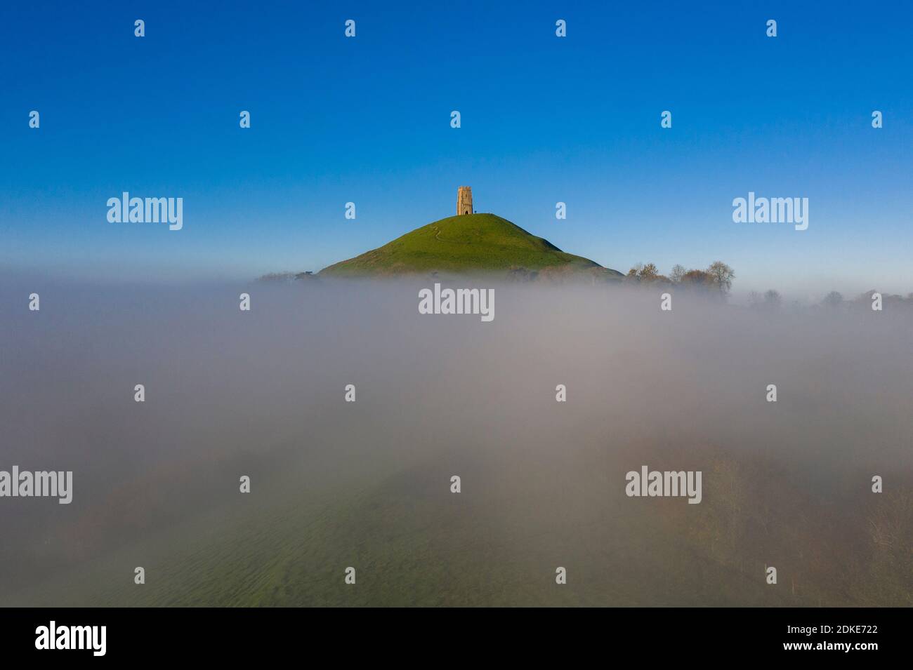 Nebel umgibt Glastonbury Tor in Somerset. Stockfoto