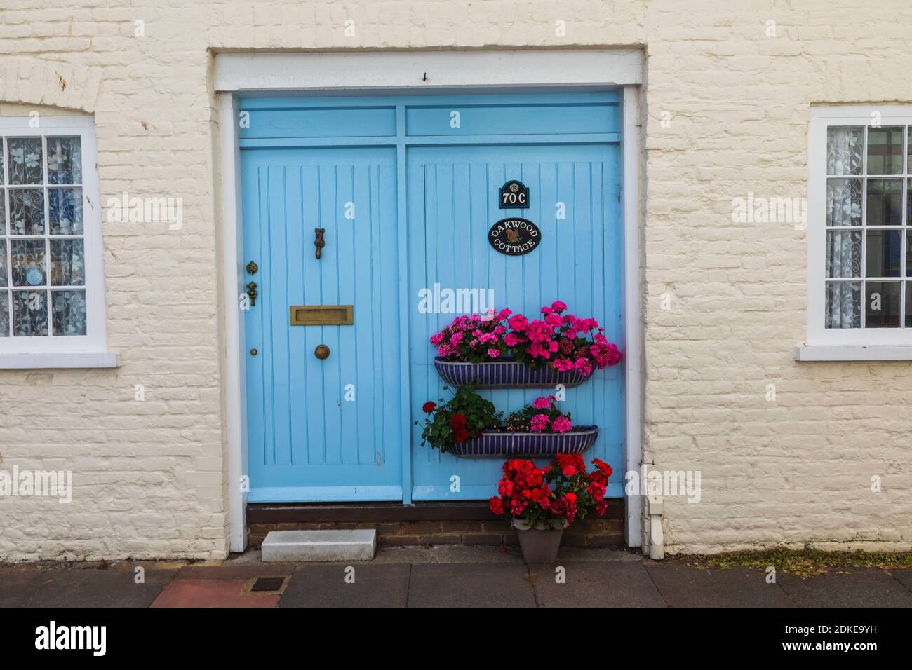 England, Kent, Deal, farbenfroher Torweg mit Blumen Stockfoto