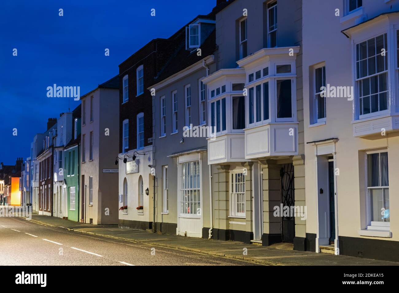 England, Kent, Deal, farbenfrohe Wohnhäuser direkt am Meer mit Strand im Vordergrund Stockfoto