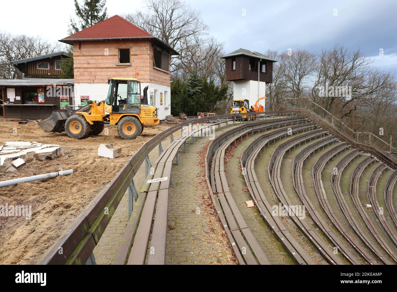  Thale, Deutschland. Dezember 2020. Schutt liegt im Harzer Bergtheater Bildidee 