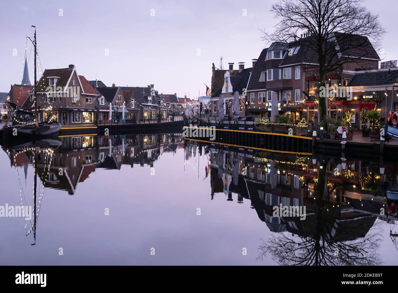 Menschenleerer Hafen mit Lemsteraak im Vordergrund, Häuser und Geschäfte im Wasser im Zentrum von Lemmer bei IJsselmeer in Friesland, Niederlande Stockfoto