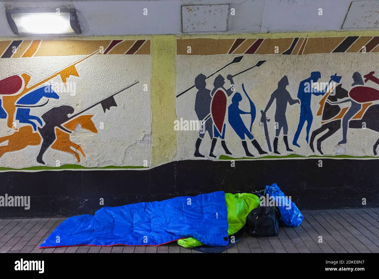 England, East Sussex, Hastings, Rough Sleeper in Front of Mural, das die normannische Invasion von England 1066 darstellt Stockfoto