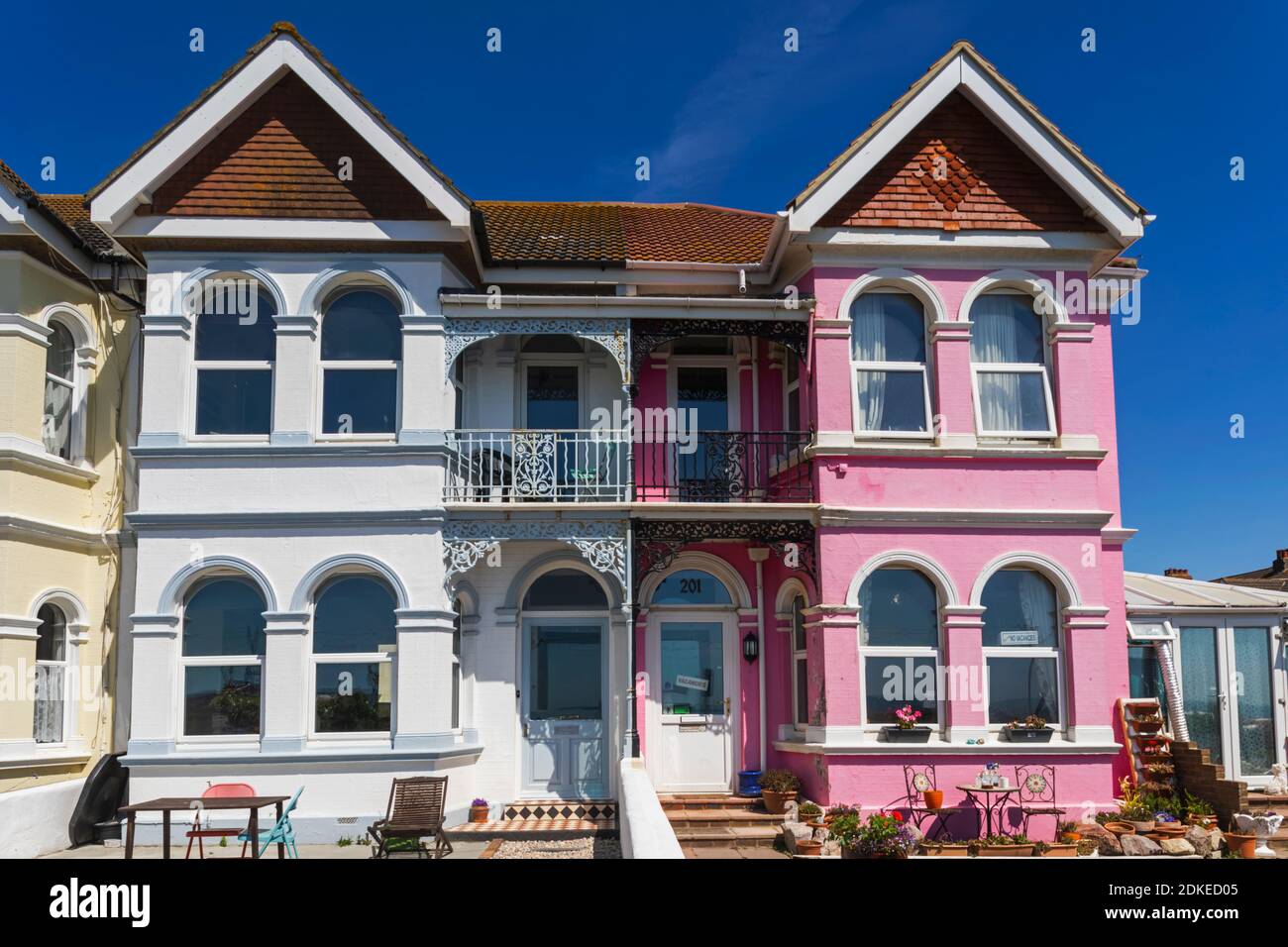 England, West Sussex, Worthing, bunte Seafront Bed and Breakfast Unterkunft Stockfoto