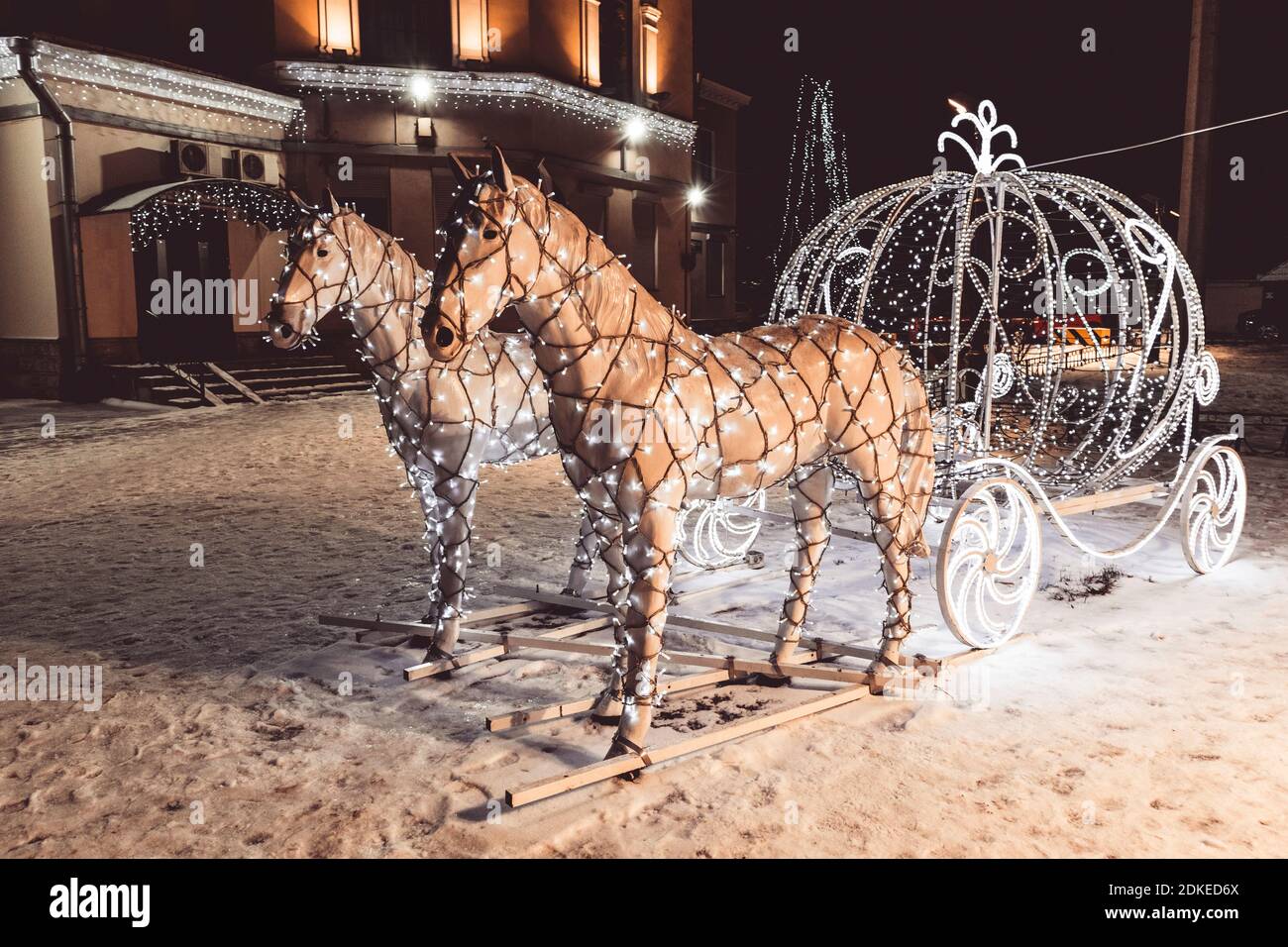 Fabelhafte glühende Kutsche Pferd Beleuchtung Dekoration Neujahr Magie  Stockfotografie - Alamy