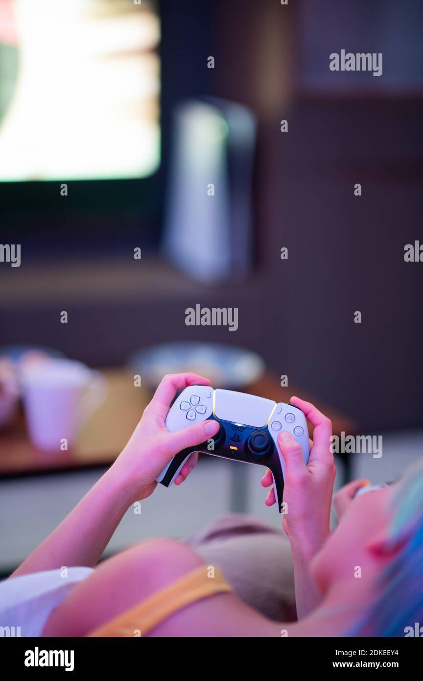 Moskau - November 28 2020: Frau hält neue Dualsense Controller Joystick von Sony PlayStation 5 Gaming-Konsole zu Hause. Spiele mit ihr spielen Stockfoto