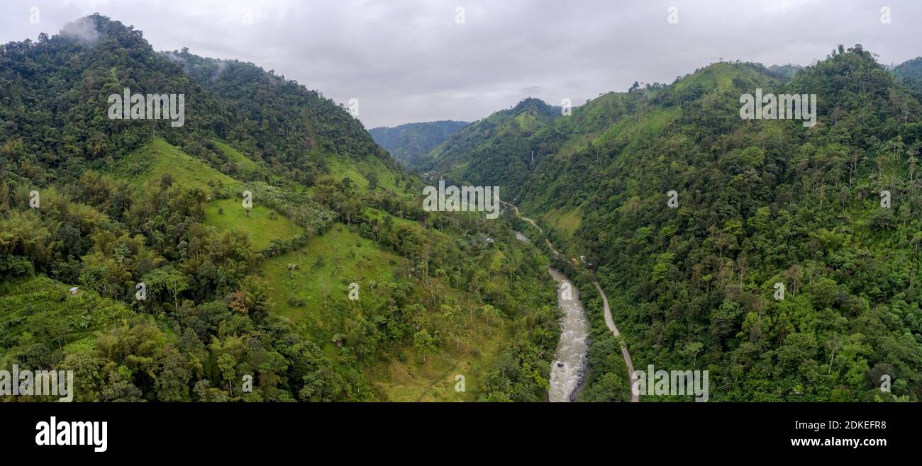 Luftpanorama von steilen bewaldeten Berghängen im Rio Toachi-Tal an den pazifischen Hängen der Anden, Ecuador Stockfoto