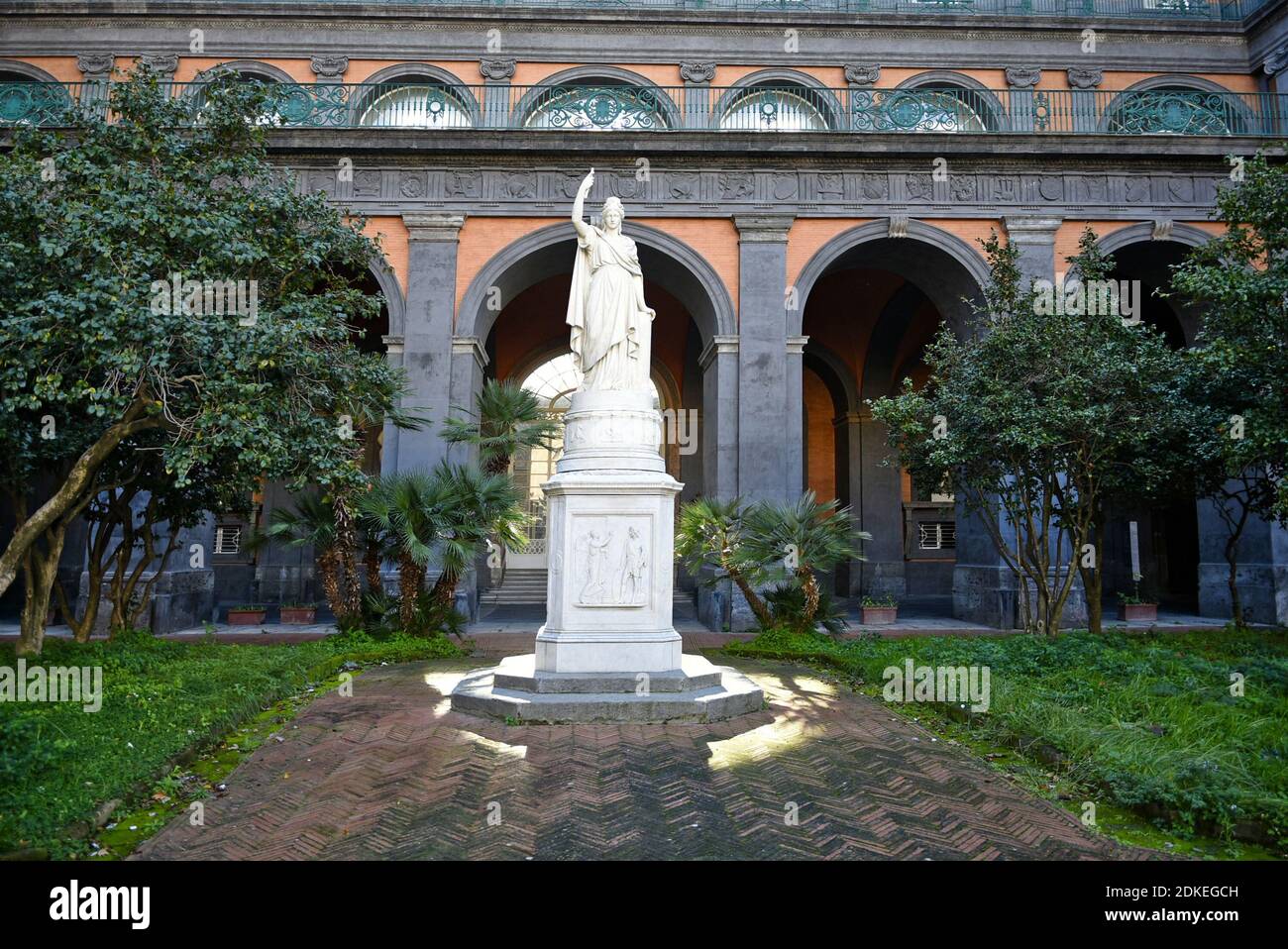 Historische Gebäude in der Altstadt von Neapel. Stockfoto