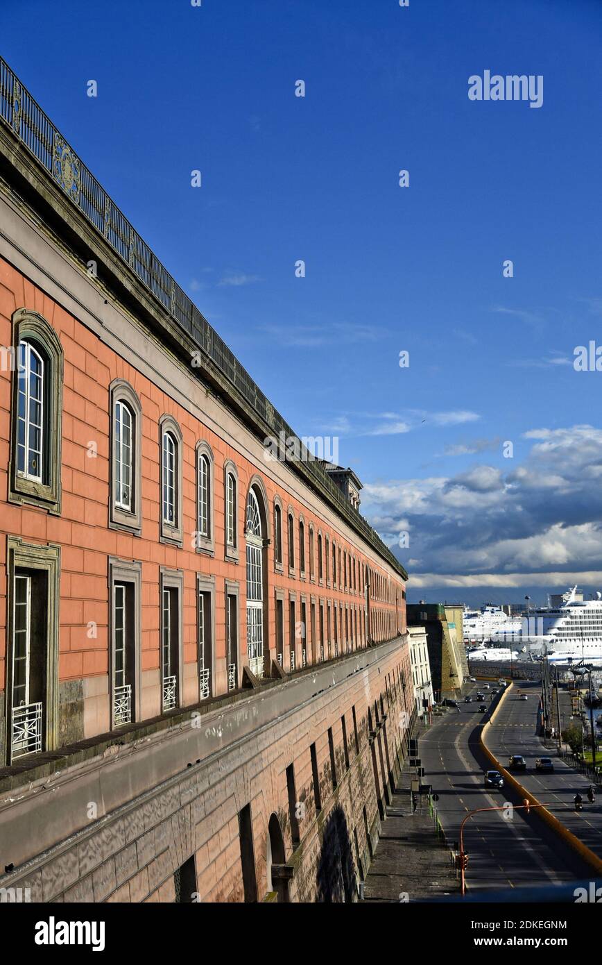 Historische Gebäude in der Altstadt von Neapel. Stockfoto