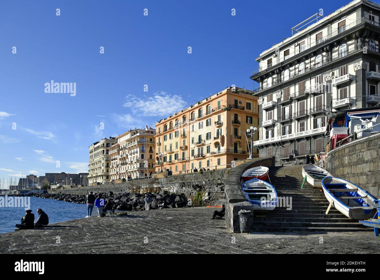 Die Hafenpromenade von Neapel an einem sonnigen Dezembertag. Stockfoto