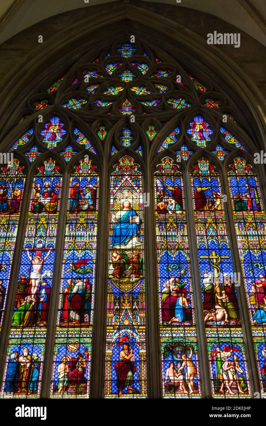 England, West Sussex, Chichester, Chichester Kathedrale, Glasfenster, das das Leben Christi darstellt Stockfoto