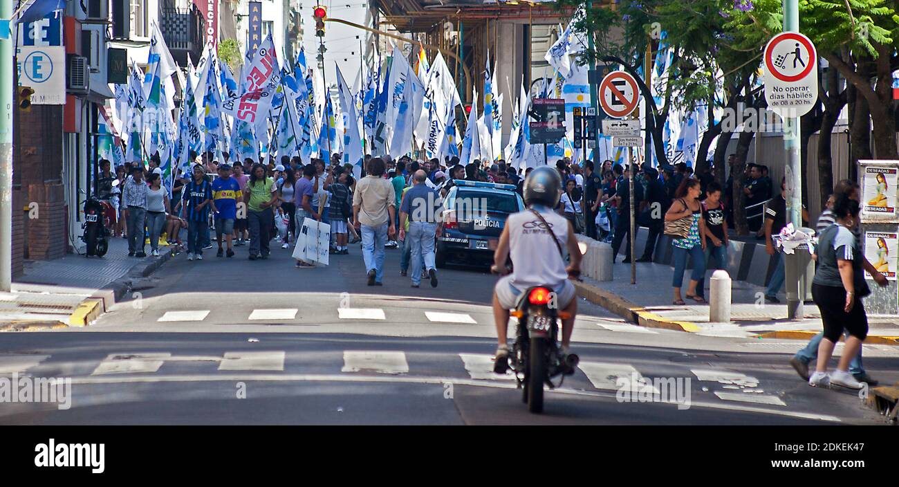 Demonstranten/Demonstranten, die in Buenos Aires, Argentinien, auf der Straße marschieren Stockfoto