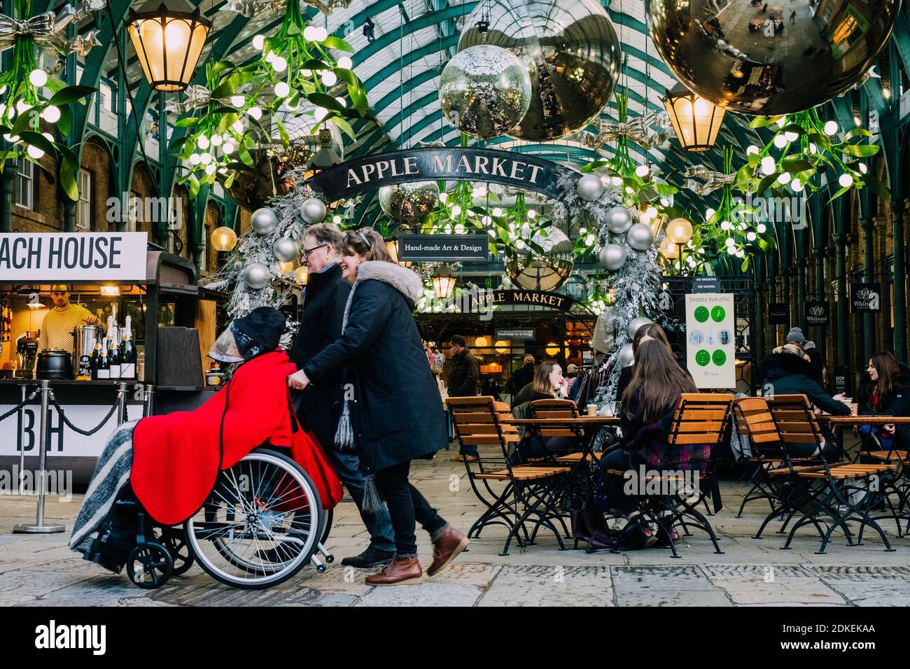 Covent Garden, London. Dezember 2020. Touristen besuchen Covent Garden am letzten Tag, bevor London in die Tier 3-Beschränkungen übergeht. Ab dem 16. Dezember geht London in strengere Lockdown-Maßnahmen, um zu versuchen, die Ausbreitung von Covid-19 zu verlangsamen. Bars und Restaurants müssen in der Nähe von allem, außer zum Mitnehmen Bestellungen. Kredit: Tom Leighton/Alamy Live Nachrichten Stockfoto