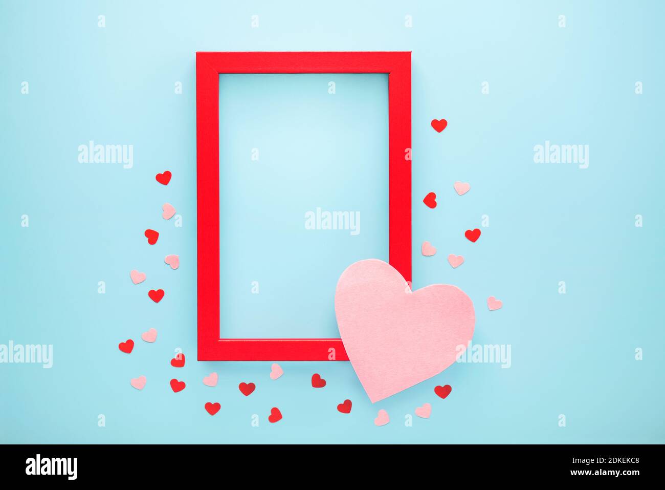 Alles Liebe zum Valentinstag.Weißer Rahmen mit roten Herzen auf blauem Hintergrund.Valentine Tageskonzept Stockfoto