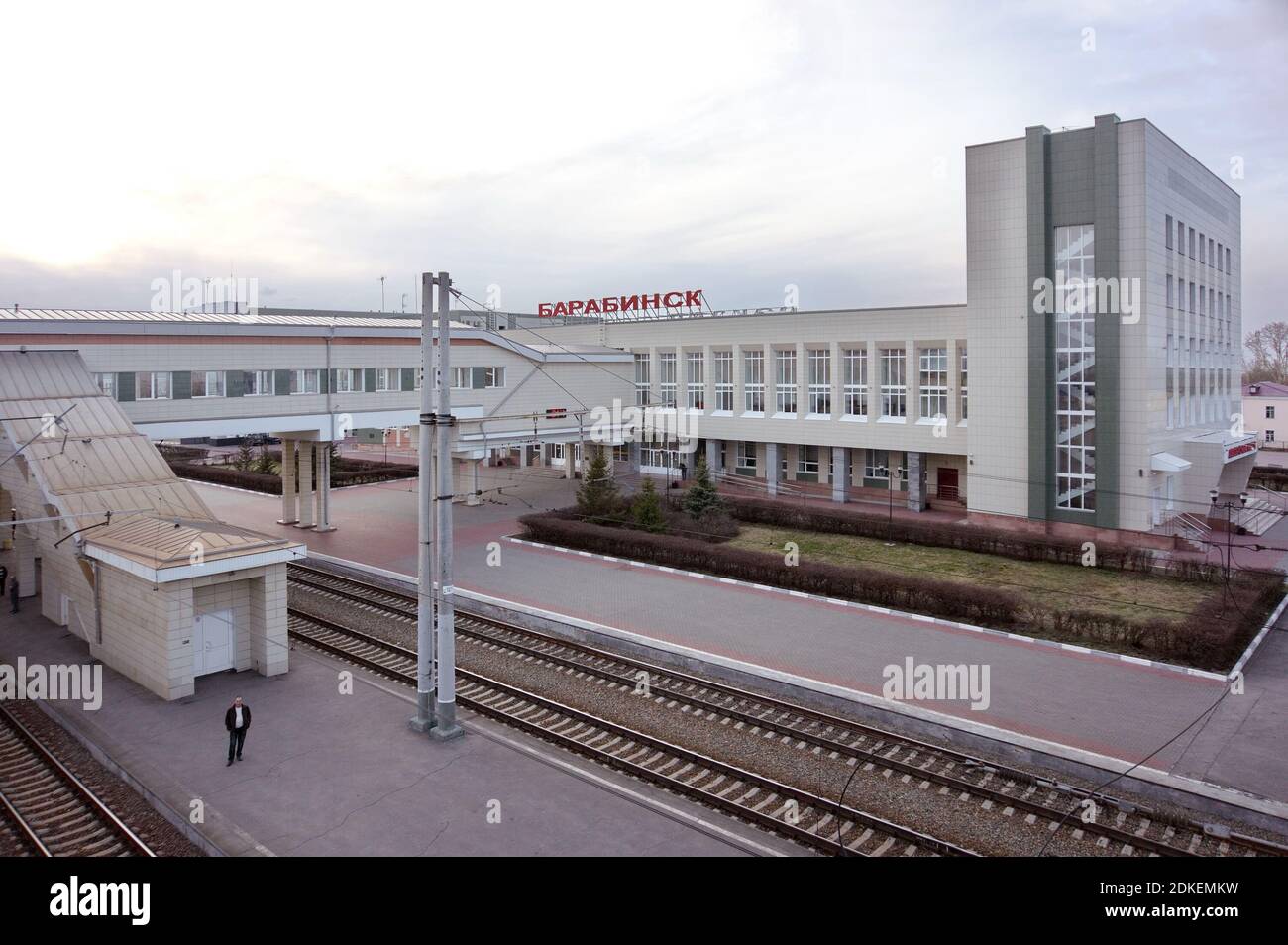 Draufsicht auf das Gebäude des Bahnhofs in der sibirischen Stadt Barabinsk, erbaut 1984, rekonstruiert 2011. Transsibirische Eisenbahn. Stockfoto