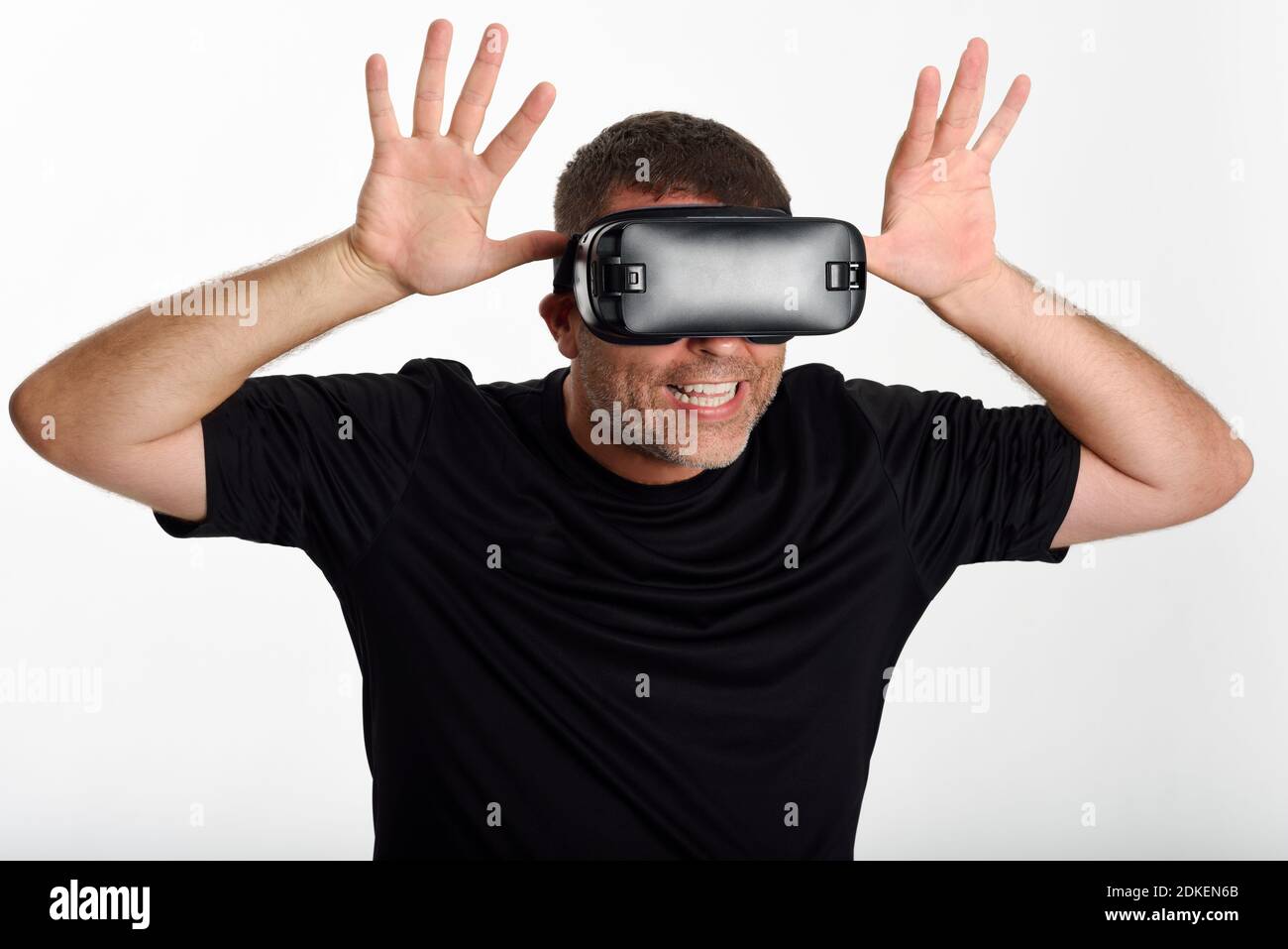 Mann, im VR-Brille und gestikulierte wild mit seinen Händen. Schön  überrascht Kerl mit Virtual reality Brillen Filme anschauen oder  Videospiele spielen, auf weißem Hintergrund Stockfotografie - Alamy