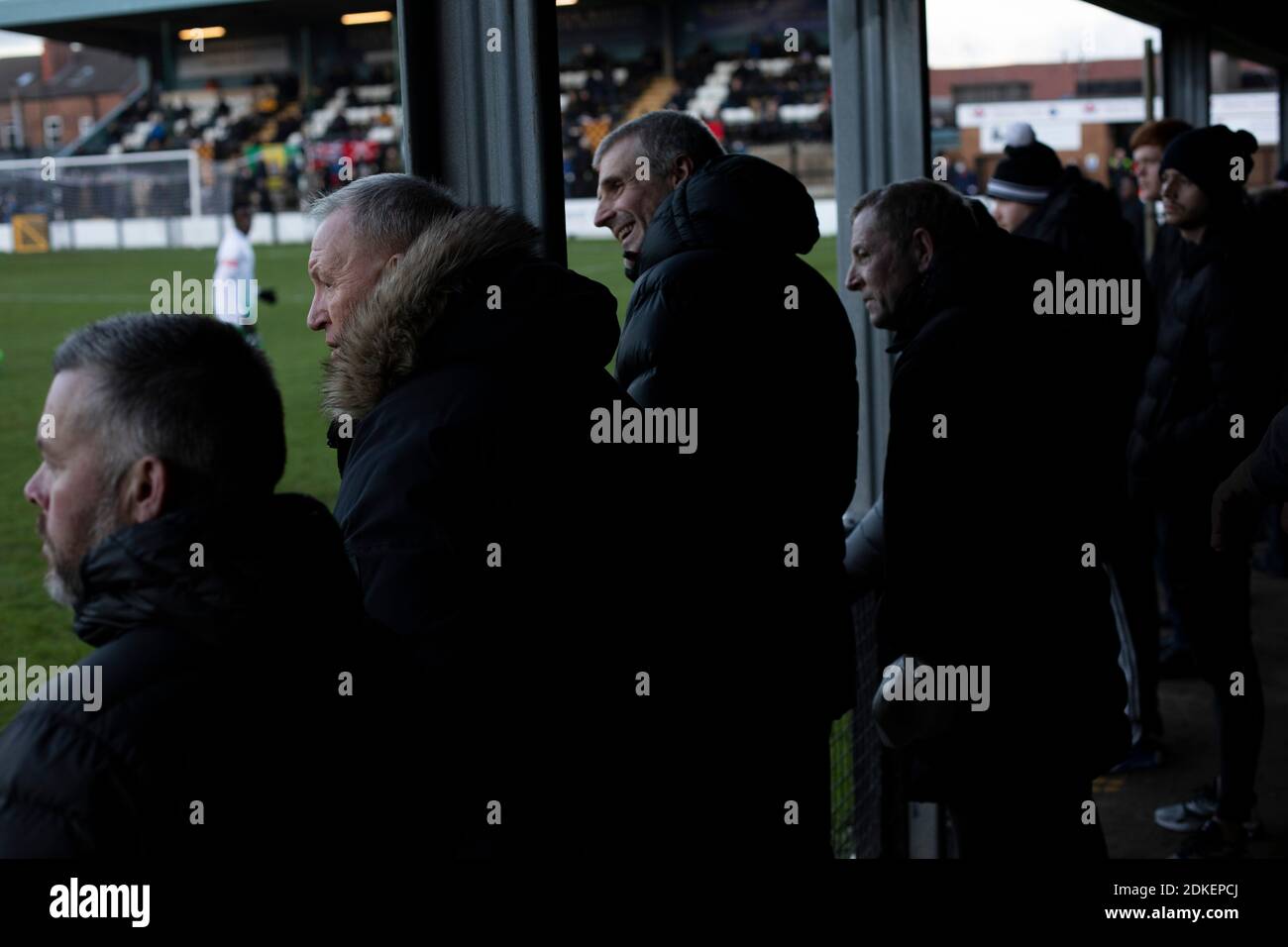 Zuschauer im Schuppen beobachten die erste Halbzeit, als Marine Hyde United in einer FA Trophy erste Runde in der Marine Travel Arena, früher bekannt als Rossett Park, in Crosby spielen. Aufgrund der Coronavirus-Vorschriften, die Ligaspiele ausgesetzt hatten, waren die einzigen Spiele der Merseysider in Pokalwettbewerben, einschließlich ihres bevorstehenden Gleichspiels gegen Tottenham Hotspur in der dritten Runde des FA Cup. Marine gewann das Spiel mit 1:0, beobachtet mit einer zulässigen Kapazität von 400, mit den Besuchern, die zwei Männer in der zweiten Hälfte geschickt. Stockfoto