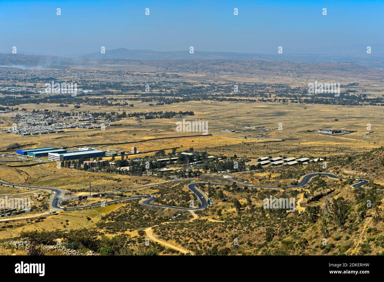 Blick vom Rand des Afrikanischen Grabentals auf die Stadt Mek'ele, Mek'ele, Tigray Region, Äthiopien Stockfoto