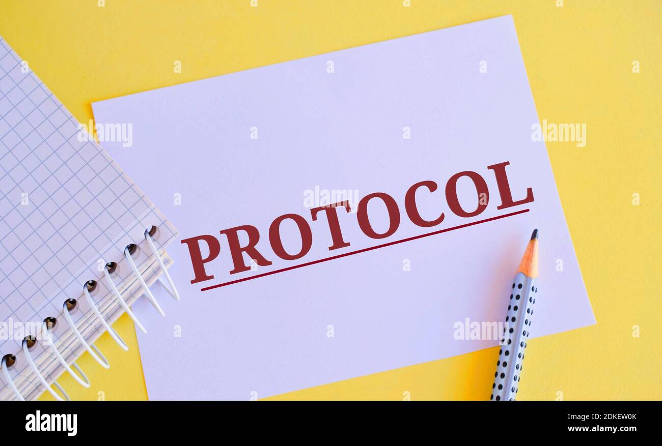 PROTOKOLLWORT auf White Paper geschrieben. Protokollkonzept, mit Schwerpunkt auf den erwarteten Vorteilen, ein Standardregelsatz. Stockfoto