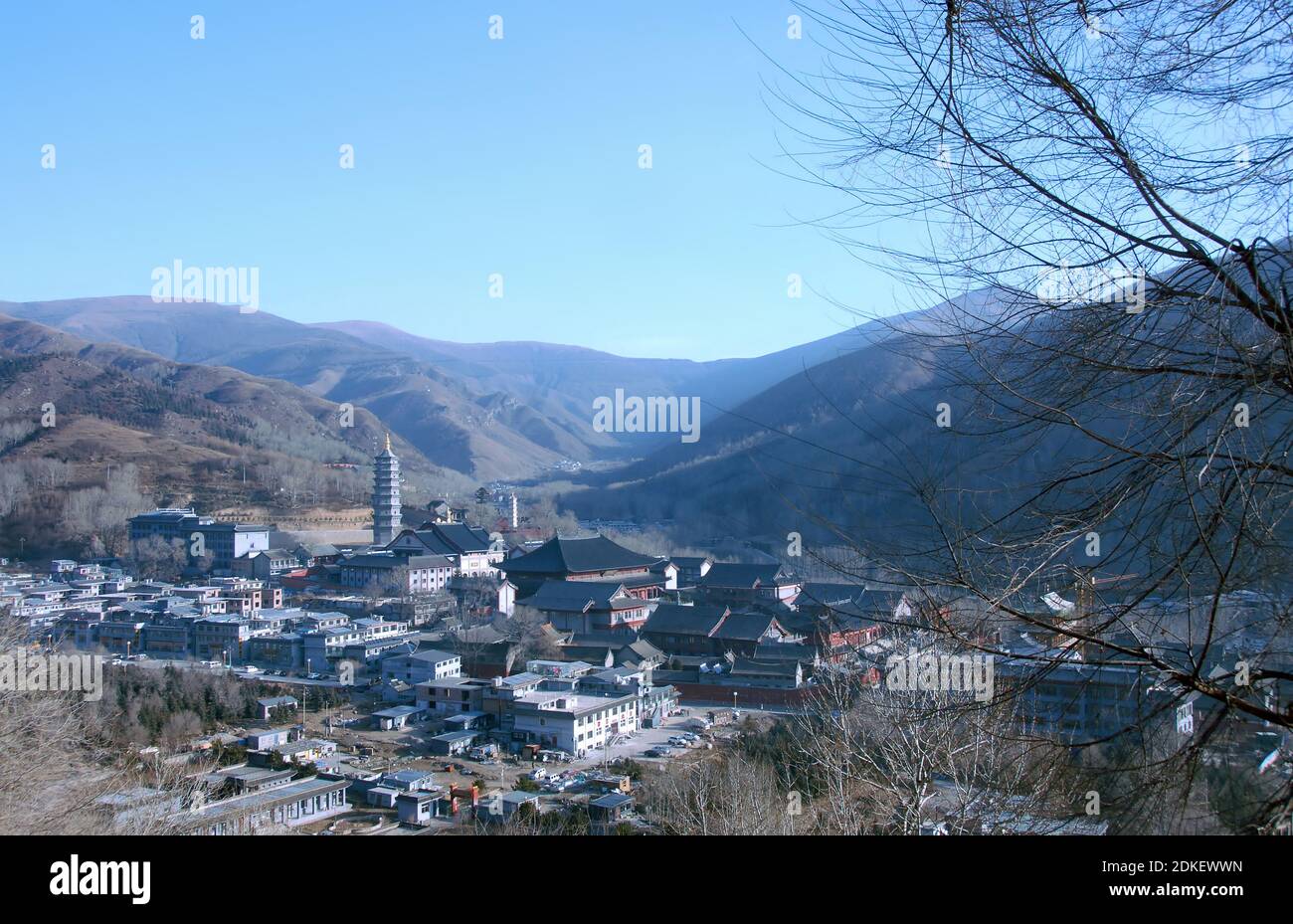 Wutaishan, Provinz Shanxi in China. Blick hinunter auf einen buddhistischen Tempelkomplex am Wutai Berg. Wutaishan ist einer der vier heiligen Berge Chinas Stockfoto