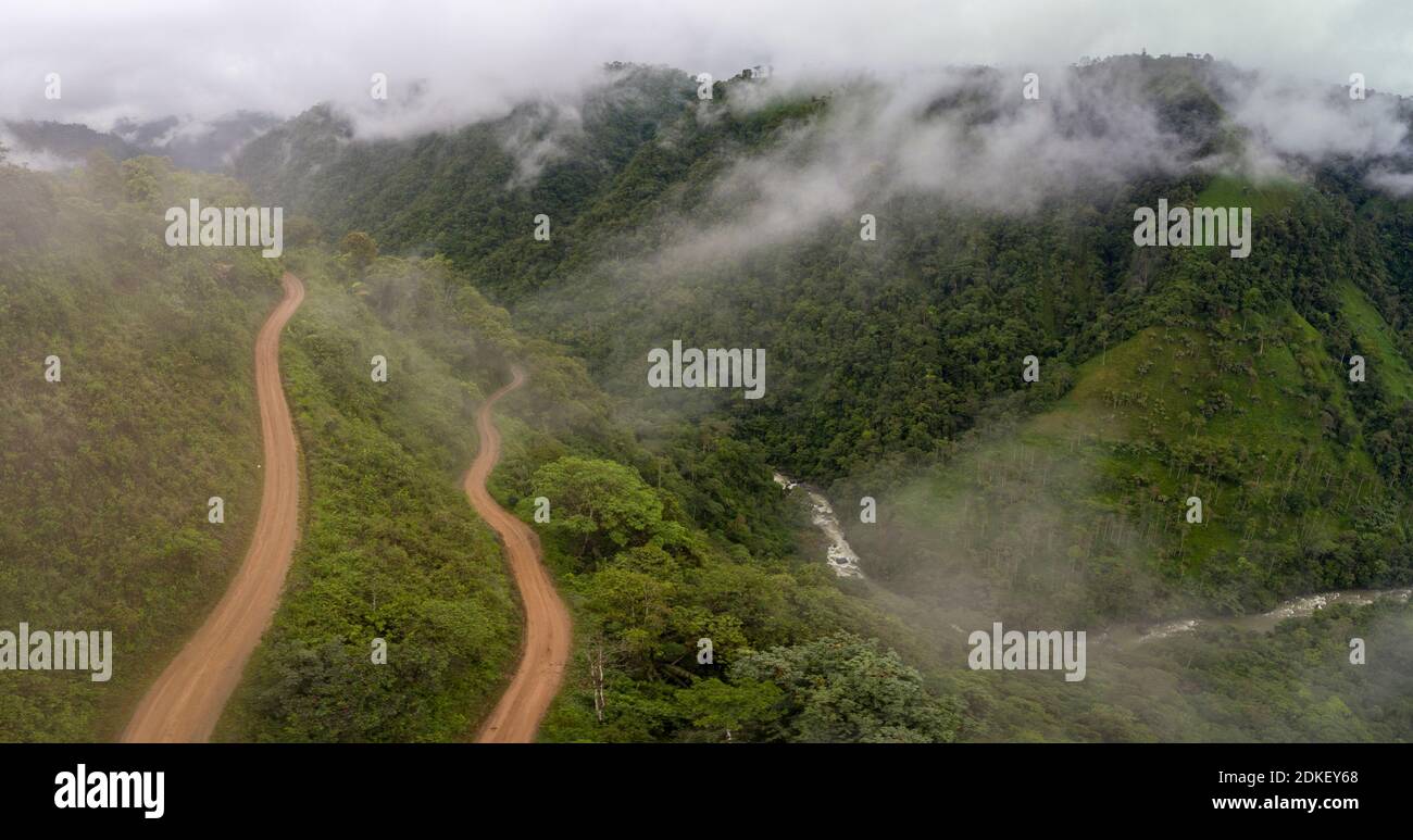 Luftaufnahme einer gefährlichen Bergstraße im nebligen Bergregenwald im Rio Toachi-Tal an den pazifischen Hängen der Anden, Ecuador Stockfoto