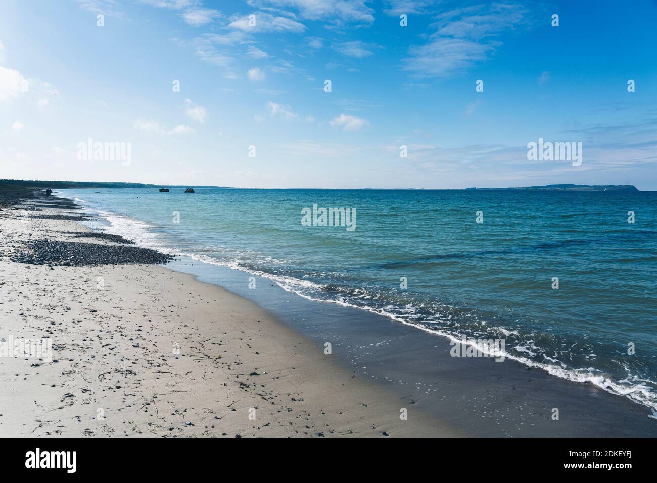 Deutschland, Mecklenburg-Vorpommern, Ostsee, Küste, Insel Rügen, Vorpommern Lagunenlandschaft, Dranske, Bug, Blick auf Insel Hiddensee am Horizont Stockfoto