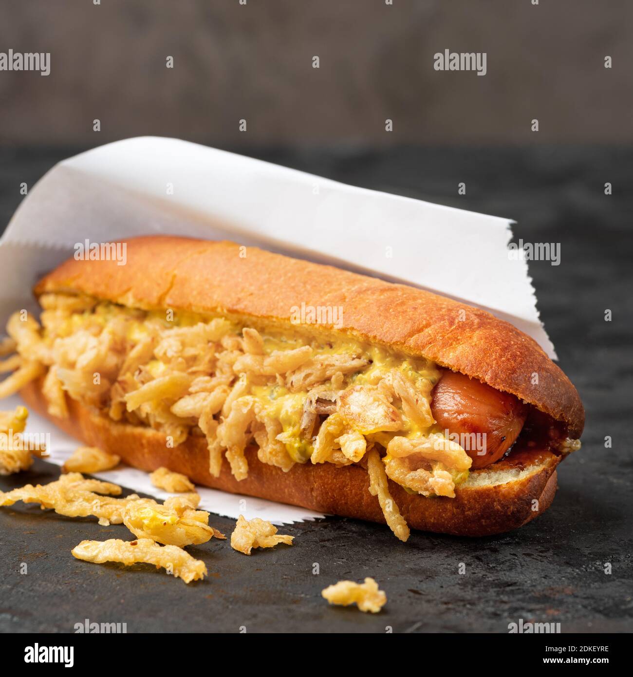 Hot Dog mit den knackigsten Zwiebeln gesunde Snacks zum Mitnehmen Mittagessen. Das Konzept Fast Food . Speicherplatz kopieren Stockfoto