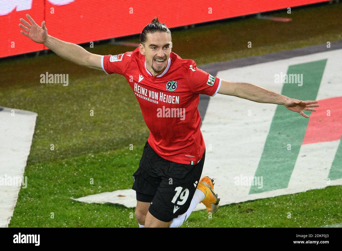 Hannover, Deutschland. Dezember 2020. Fußball: 2. Bundesliga, Hannover 96 - VfL Bochum, Matchday 12 in der HDI Arena. Der Hannoveraner Valmir Sulejmani feiert nach dem 1:0-Tor. Quelle: Swen Pförtner/dpa - WICHTIGER HINWEIS: Gemäß den Bestimmungen der DFL Deutsche Fußball Liga und/oder des DFB Deutscher Fußball-Bund ist es untersagt, im Stadion und/oder des Spiels aufgenommene Fotos in Form von Sequenzbildern und/oder videoähnlichen Fotoserien zu verwenden oder zu verwenden./dpa/Alamy Live News Stockfoto