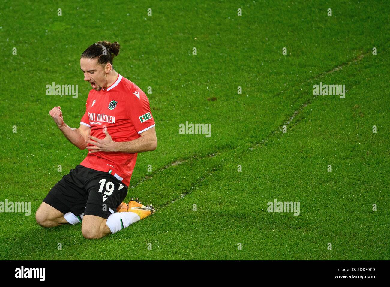 Hannover, Deutschland. Dezember 2020. Fußball: 2. Bundesliga, Hannover 96 - VfL Bochum, Matchday 12 in der HDI Arena. Der Hannoveraner Valmir Sulejmani feiert nach dem 1:0-Tor. Quelle: Swen Pförtner/dpa - WICHTIGER HINWEIS: Gemäß den Bestimmungen der DFL Deutsche Fußball Liga und/oder des DFB Deutscher Fußball-Bund ist es untersagt, im Stadion und/oder des Spiels aufgenommene Fotos in Form von Sequenzbildern und/oder videoähnlichen Fotoserien zu verwenden oder zu verwenden./dpa/Alamy Live News Stockfoto