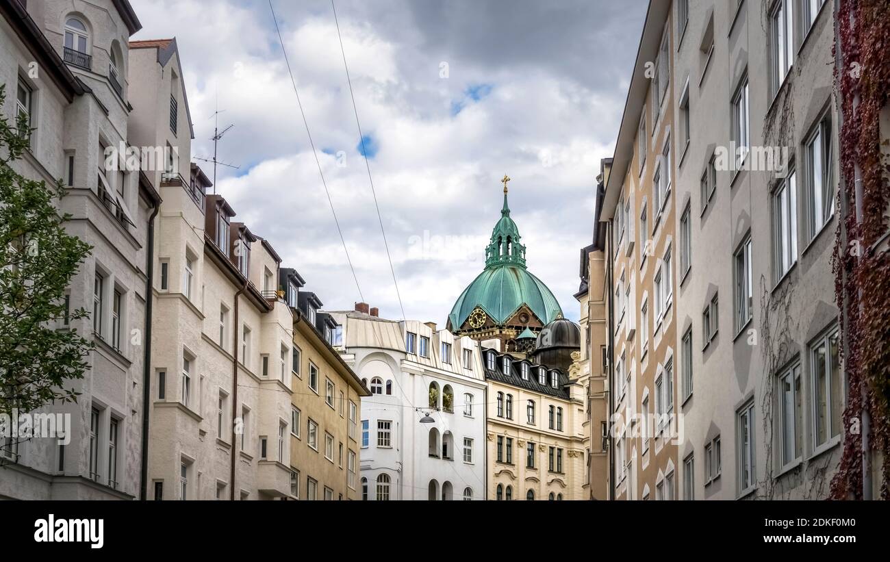 Dom zur St. Lukakirche im Münchner Stadtteil Lehel. Die evangelisch-lutherische Pfarrkirche St. Lukas wurde im 18. Jahrhundert erbaut. Stockfoto