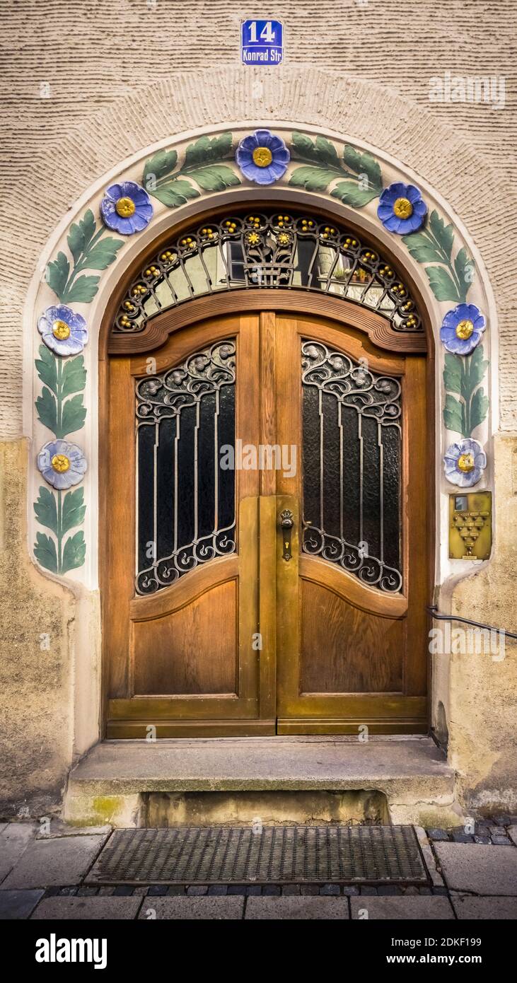 Hauseingang in Jugendstil-Formen. 1902-1903 gestaltet von Paul Liebergesell und Feodor Lehmann. Stockfoto