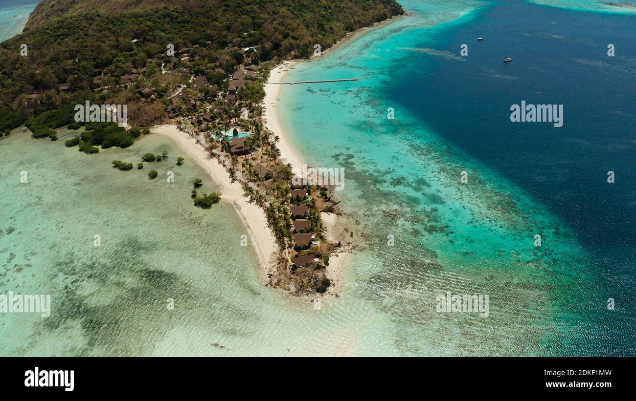 Luftaufnahme tropischen Strand mit weißem Sand und dem klaren, blauen Meer. tropische Landschaft mit Inseln und Strände. Philippinen, Palawan. Stockfoto