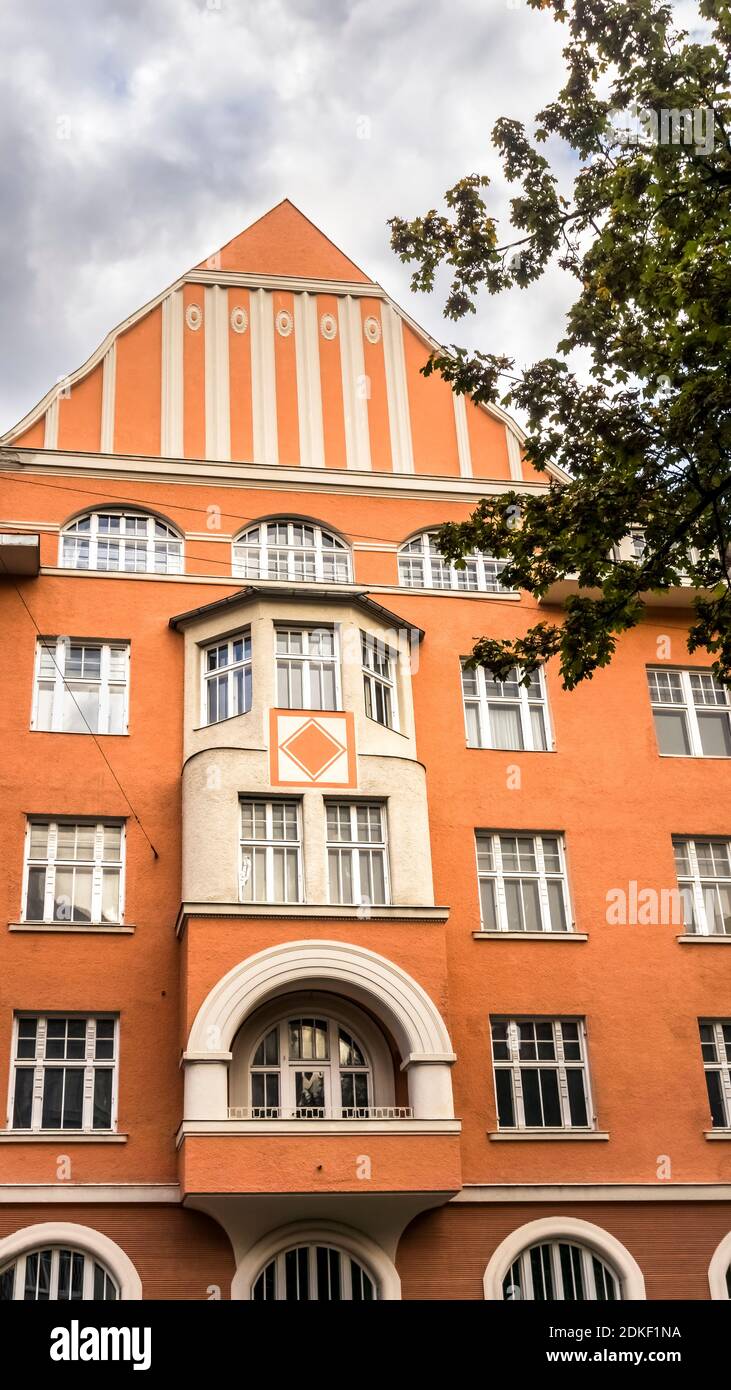 Fassade in München im Herbst. Gebäude mit Ziergiebel und Eckleisten, in spätem Jugendstil, entworfen von Otho Orlando kurz und Eduard Herbert in den Jahren 1909–1910. Stockfoto