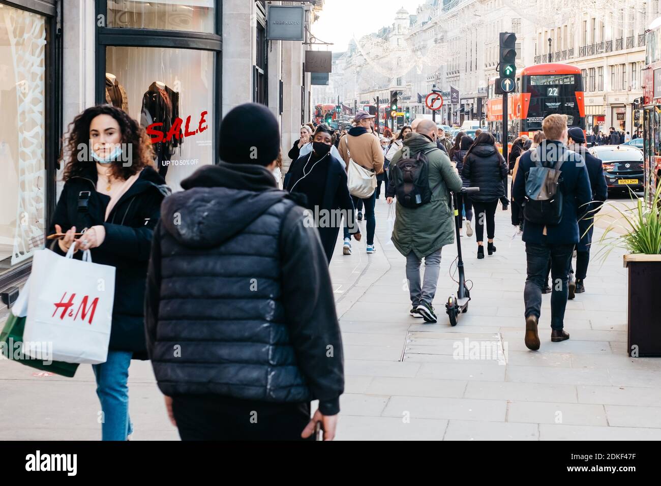 Regent Street, London, Großbritannien. Dezember 2020. Die Straßen sind voll von Käufern, die ihre letzten Weihnachtseinkäufe im West End machen, bevor in London und vielen Teilen Südostenglands Tier-3-Beschränkungen in Kraft treten, um steigende Fälle von Covid-19 zu verhindern. Kredit: Tom Leighton/Alamy Live Nachrichten Stockfoto