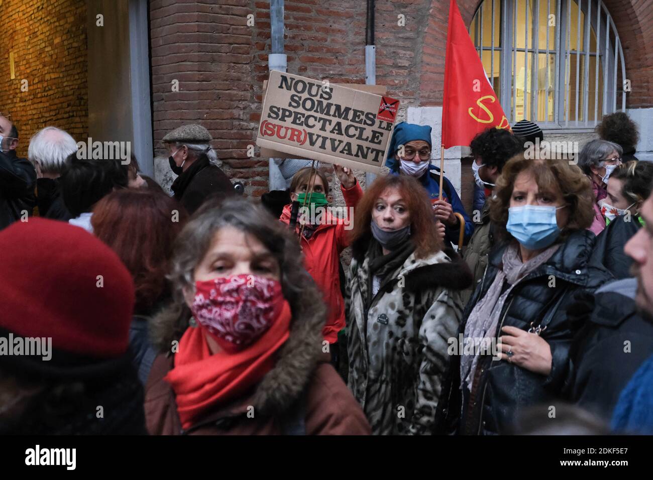 Schild 'Wir sind die Live-Show (Surviving)'. Am 15. Dezember 2020 fand in Toulouse, Frankreich, ein Treffen kultureller Akteure statt. Weil sie von der Regierung als nicht essentielle Aktivitäten betrachtet werden, bleiben Räume im Zusammenhang mit Kultur bis Anfang des Jahres 2021 geschlossen. Gleichzeitig werden die Maßnahmen der zweiten Eindämmung im Zusammenhang mit der Covid-19-Pandemie für andere Aktivitäten gelockert. Foto von Patrick Batard / ABACAPRESS.COM Stockfoto