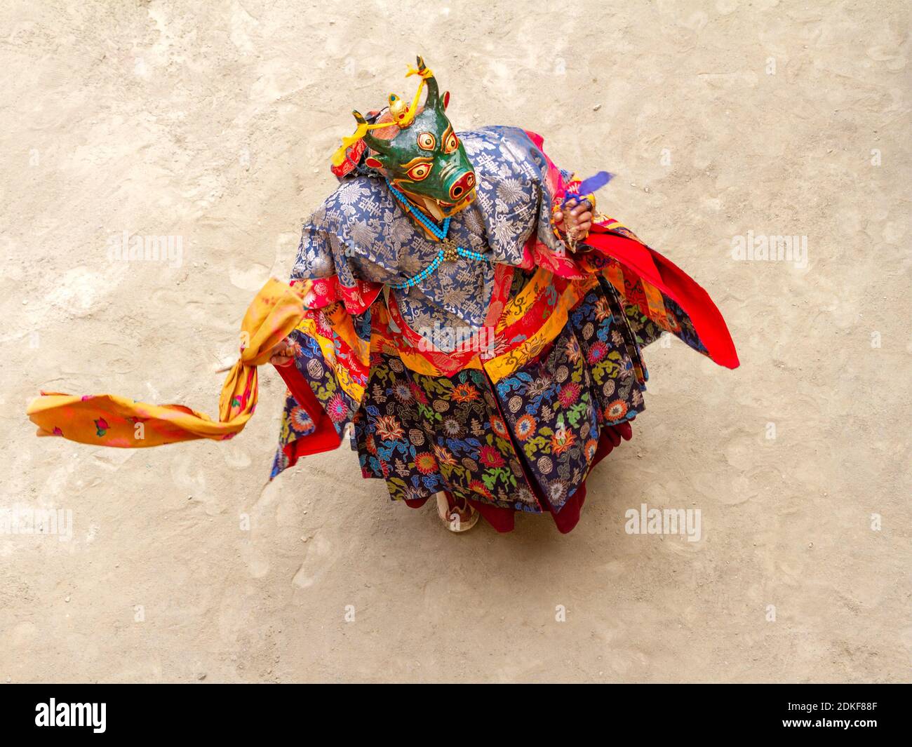 Nicht identifizierter Mönch in einer Stier-Gottheitsmaske mit rituellem Dolch (Phurpa) führt einen religiösen maskierten und kostümierten Mystery-Tanz von Tantrischer Tibetischer Buddhismus Stockfoto