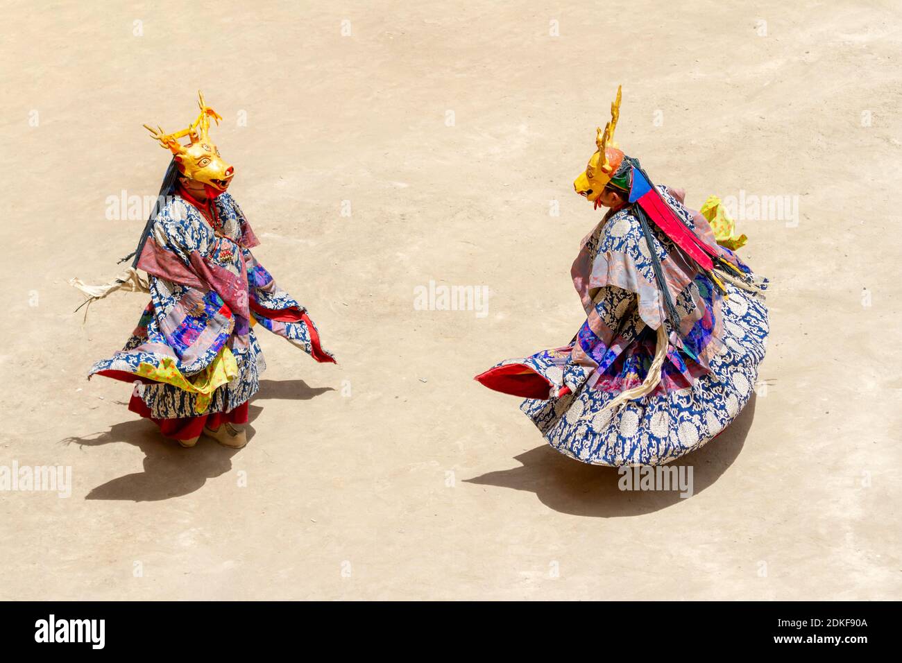 Zwei nicht identifizierte Mönche in Hirschmaske führen eine religiöse Maske Und kostümierter Mysterientanz des tibetischen Buddhismus während der Cham Tanz (Yuru Kabgyat) Fes Stockfoto