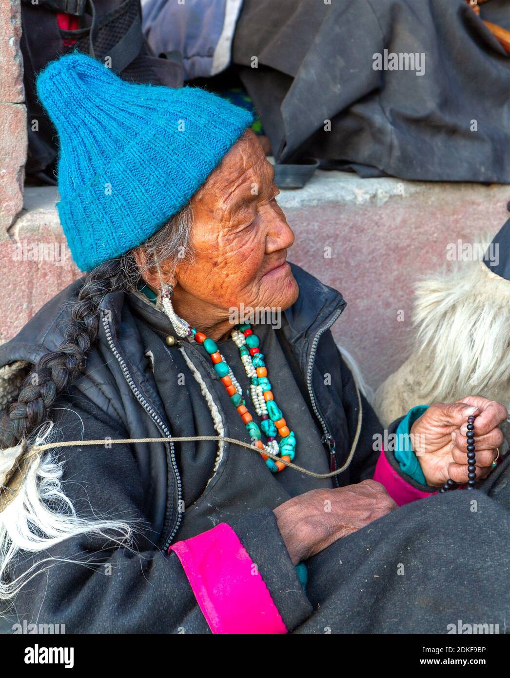 Lamayuru, Indien - 17. Juni 2012: Ältere grauhaarige ladakhi-Frauen in traditioneller Kleidung und Schmuck unter der Menge von Beobachtern, die buddhist Yur beobachten Stockfoto